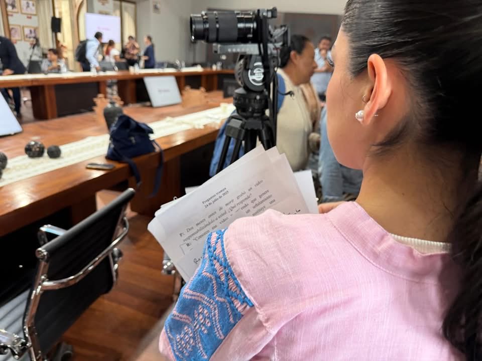 reddelistmo's tweet photo. #SalomónJara quedó bajo cuestionamiento por el uso de preguntas previamente distribuidas entre algunos reporteros alineados al gobierno. la conferencia se salió del guión al permitir el acceso de reporteros con cuestionamientos verdaderos que sacaron al gobernador https://t.co/GpzwCfwepr