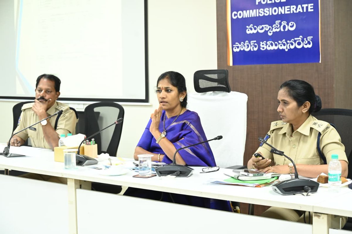 MalkajgiriCop's tweet photo. మహిళలు, చిన్నారుల భద్రతను మరింత బలోపేతం చేసే దిశగా మల్కాజిగిరి పోలీస్ కమిషనర్ శ్రీమతి బి. సుమతి, IPS మహిళా భద్రత విభాగాలతో సమగ్ర సమీక్ష నిర్వహించారు. ఫిర్యాదుల సమర్థవంతమైన పరిష్కారం, బాధితులకు సరైన కౌన్సెలింగ్, కేసుల సకాలంలో అనుసరణ, శిక్షల శాతం పెంపుపై ప్రత్యేక దృష్టి సారించాలని సూచించారు.

నేరాలు ఎక్కువగా జరిగే ప్రాంతాలను గుర్తించడం, డీకాయ్ ఆపరేషన్లు నిర్వహించడం, ఎన్‌ఆర్‌ఐ కేసుల పర్యవేక్షణను మరింత బలోపేతం చేయడం, అలాగే పాఠశాలల్లో అవగాహన కార్యక్రమాలను విస్తృతంగా నిర్వహించాలని సంబంధిత బృందాలను ఆదేశించారు.

మహిళల భద్రతే... మా ప్రాధాన్యత.

#MalkajgiriPoliceCommissionerate #WomenSafety #SheTeams #SumathiIPS