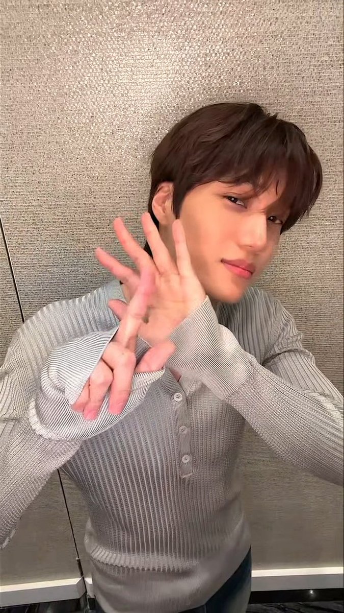 kof8ji's tweet photo. 오잉 앞머리보니까 하나는 거울모드인거같은데 새삼 카이님 얼굴대칭 개쩌는거 너무 감사하시다 https://t.co/PmL0A8laAn