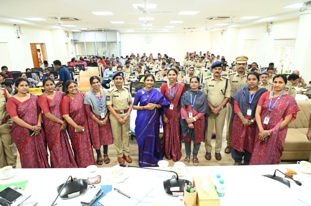 MalkajgiriCop's tweet photo. మహిళలు, చిన్నారుల భద్రతను మరింత బలోపేతం చేసే దిశగా మల్కాజిగిరి పోలీస్ కమిషనర్ శ్రీమతి బి. సుమతి, IPS మహిళా భద్రత విభాగాలతో సమగ్ర సమీక్ష నిర్వహించారు. ఫిర్యాదుల సమర్థవంతమైన పరిష్కారం, బాధితులకు సరైన కౌన్సెలింగ్, కేసుల సకాలంలో అనుసరణ, శిక్షల శాతం పెంపుపై ప్రత్యేక దృష్టి సారించాలని సూచించారు.

నేరాలు ఎక్కువగా జరిగే ప్రాంతాలను గుర్తించడం, డీకాయ్ ఆపరేషన్లు నిర్వహించడం, ఎన్‌ఆర్‌ఐ కేసుల పర్యవేక్షణను మరింత బలోపేతం చేయడం, అలాగే పాఠశాలల్లో అవగాహన కార్యక్రమాలను విస్తృతంగా నిర్వహించాలని సంబంధిత బృందాలను ఆదేశించారు.

మహిళల భద్రతే... మా ప్రాధాన్యత.

#MalkajgiriPoliceCommissionerate #WomenSafety #SheTeams #SumathiIPS
