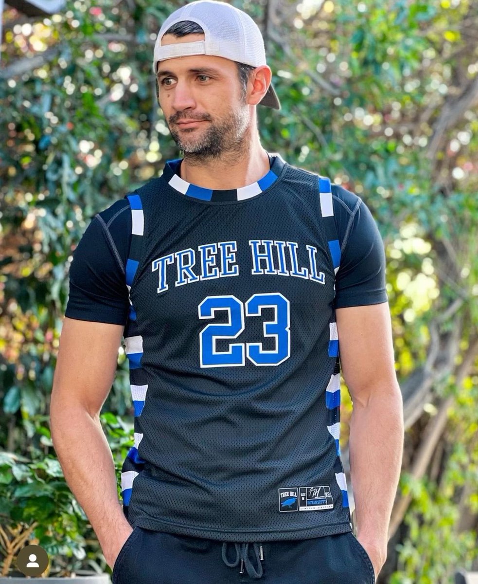 PortalOTHBR's tweet photo. Hoje é aniversário de James Lafferty! 

O ator, produtor, diretor e roteirista está completando 41 anos 🎉🎂 https://t.co/NSYtl1uxpW