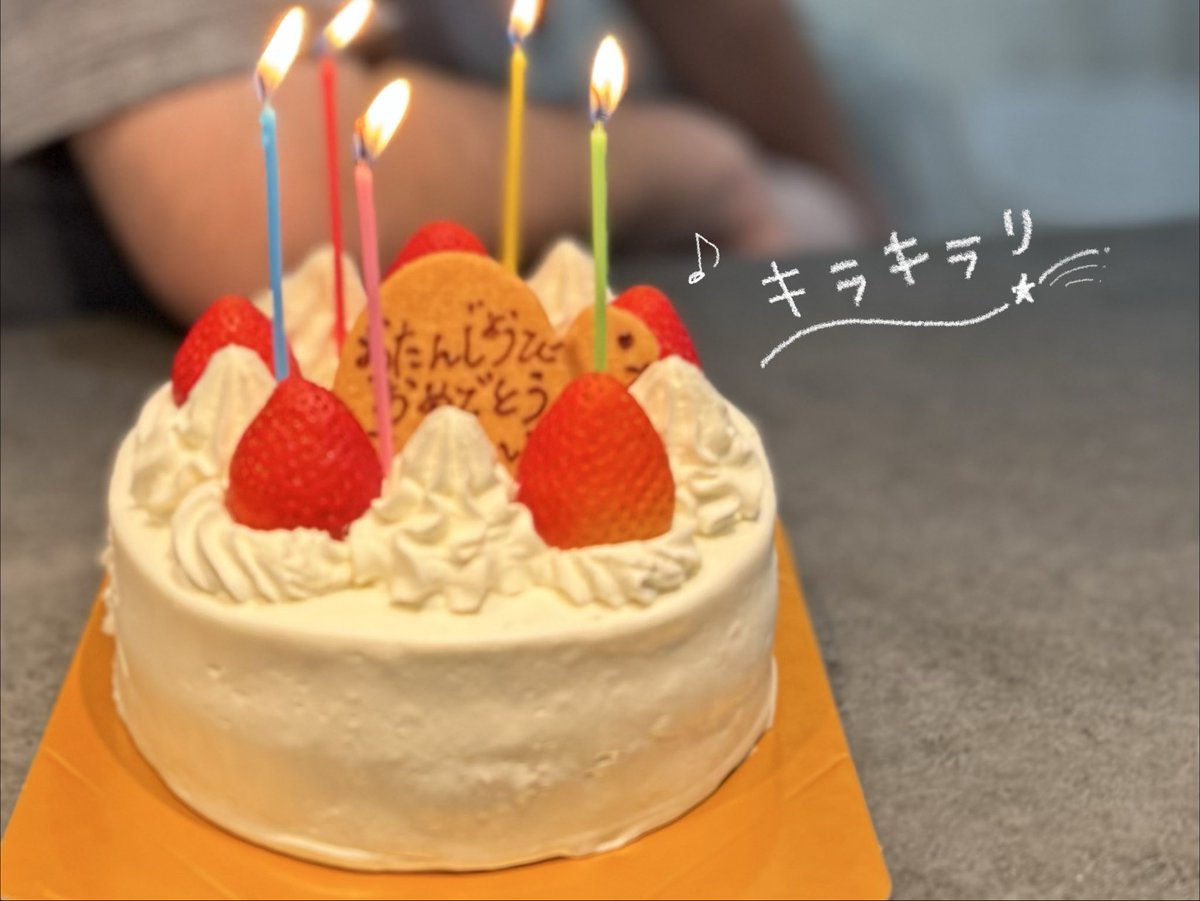 fpwv_32's tweet photo. 今日は旦那の誕生日で、近所のケーキ屋さんに行ったらSTAR EXTRAが流れてた！！✨

初めて街中で聴けたの嬉しすぎるし、その後間に合わないと思ってた誕プレがギリギリ当日届いて渡せたり、夜は花火が見えたりなんだかラッキーな一日だった😊💕
#flumpool
#STAREXTRA https://t.co/7zuGUAj9ZA