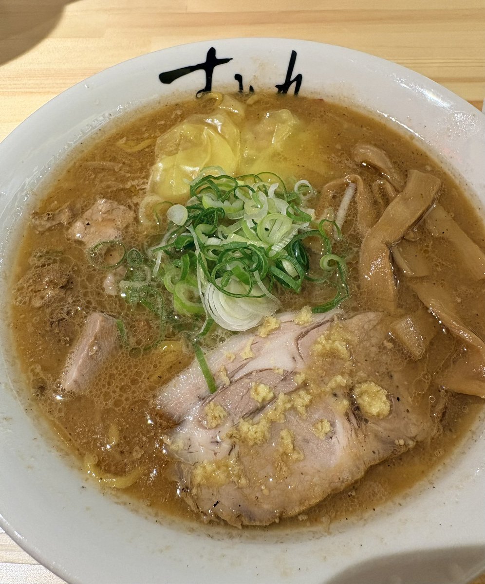 AndromedaGala20's tweet photo. 今日は息子夫婦と楽しみにしてた北海道旅行✈️
半袖で来ましたが「ちょっと失敗、、」寒かった💦

お昼はすみれの味噌ラーメン🍜
午後からは息子夫婦のご要望でエスコンフィールド⚾️
お孫ちゃんもご満悦でした🤭
夜は息子にジンギスカンをご馳走になり美味しい楽しい一日を過ごしました😊 https://t.co/34IJA8V3g7