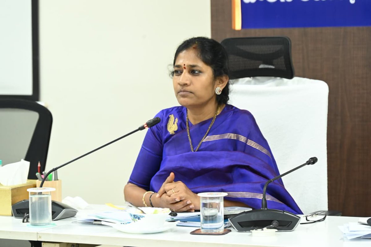MalkajgiriCop's tweet photo. మహిళలు, చిన్నారుల భద్రతను మరింత బలోపేతం చేసే దిశగా మల్కాజిగిరి పోలీస్ కమిషనర్ శ్రీమతి బి. సుమతి, IPS మహిళా భద్రత విభాగాలతో సమగ్ర సమీక్ష నిర్వహించారు. ఫిర్యాదుల సమర్థవంతమైన పరిష్కారం, బాధితులకు సరైన కౌన్సెలింగ్, కేసుల సకాలంలో అనుసరణ, శిక్షల శాతం పెంపుపై ప్రత్యేక దృష్టి సారించాలని సూచించారు.

నేరాలు ఎక్కువగా జరిగే ప్రాంతాలను గుర్తించడం, డీకాయ్ ఆపరేషన్లు నిర్వహించడం, ఎన్‌ఆర్‌ఐ కేసుల పర్యవేక్షణను మరింత బలోపేతం చేయడం, అలాగే పాఠశాలల్లో అవగాహన కార్యక్రమాలను విస్తృతంగా నిర్వహించాలని సంబంధిత బృందాలను ఆదేశించారు.

మహిళల భద్రతే... మా ప్రాధాన్యత.

#MalkajgiriPoliceCommissionerate #WomenSafety #SheTeams #SumathiIPS