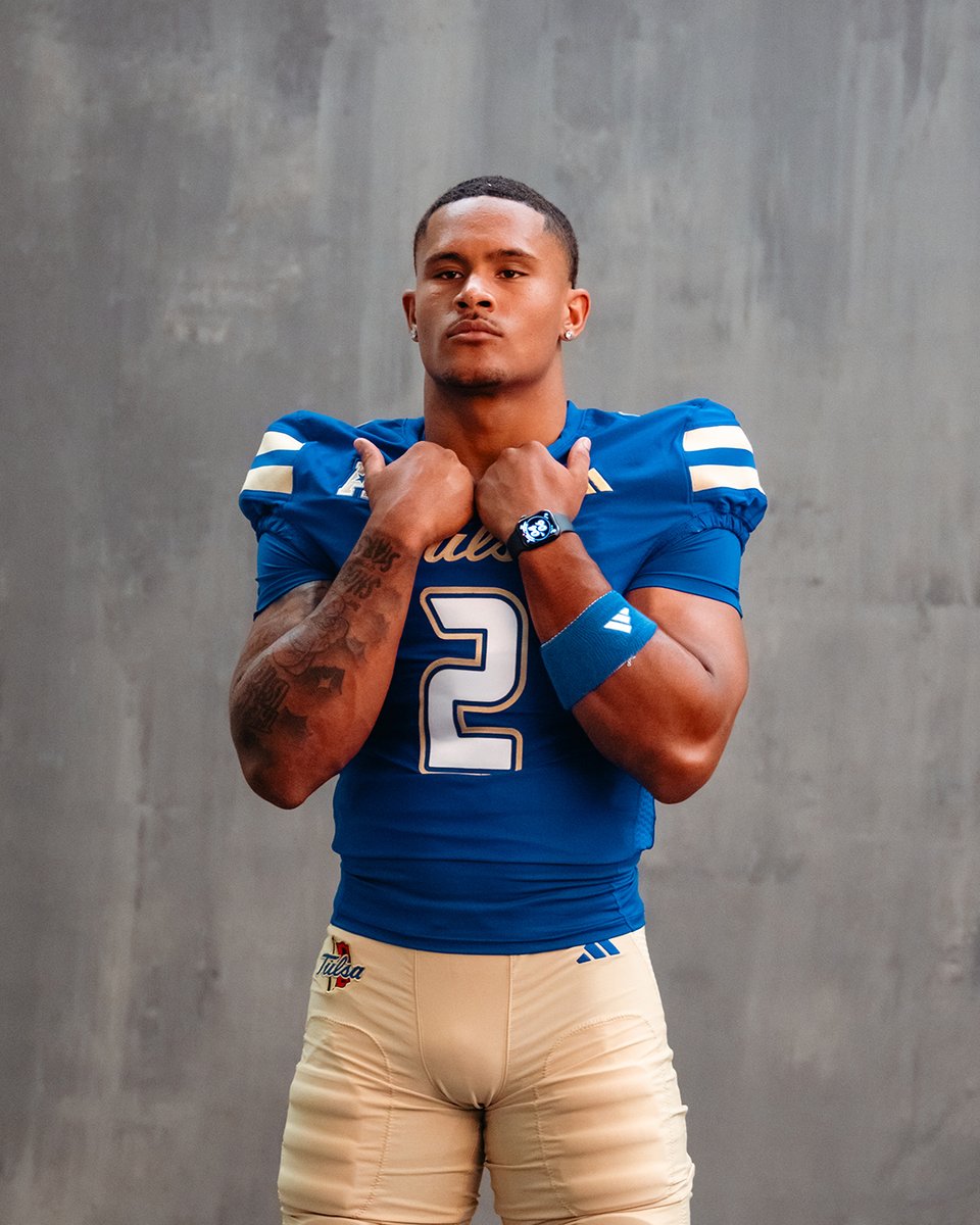 TulsaFootball's tweet photo. The hometown kid.

#ReignCane https://t.co/PgjvyWhhXK