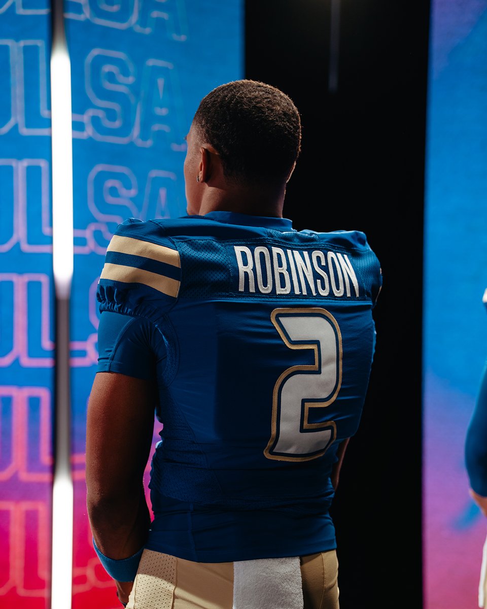 TulsaFootball's tweet photo. The hometown kid.

#ReignCane https://t.co/PgjvyWhhXK