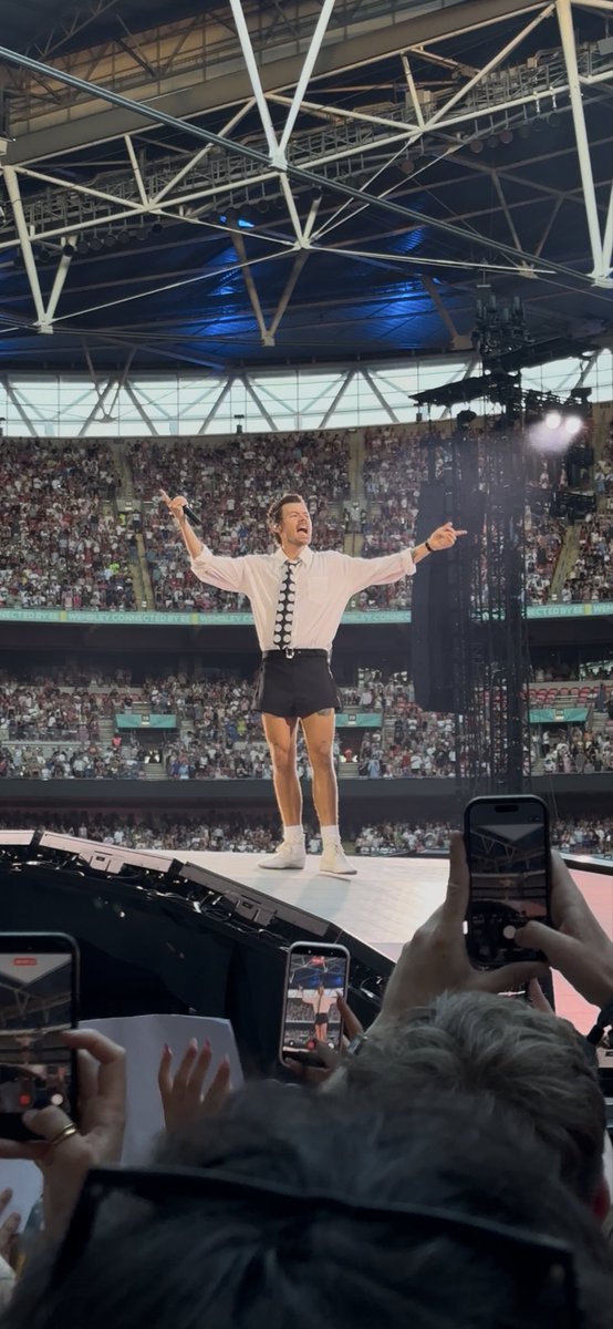 thediscofiles's tweet photo. actually still can’t process him coming out in short shorts on n4? s2g ill never be the same person again https://t.co/XNQFbZ3hQh