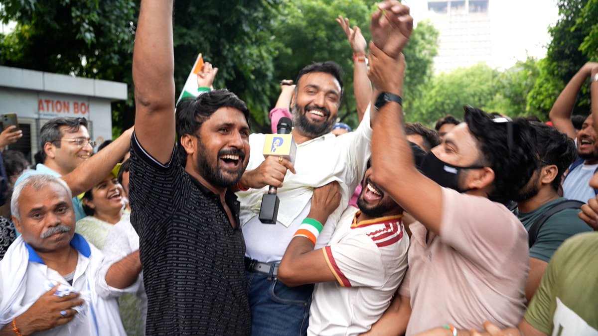 Saurabh_Pinch's tweet photo. GenZ Yuva Zindabad🫡
ये प्यार और सम्मान बहुत हौसला बढ़ाएगा.
वादा है सच दिखाते रहेंगे. सवाल पूछते रहेंगे. 
Pinch करते रहेंगे. जय हो ❤️✌🏼🧿 https://t.co/K5lialEUuy