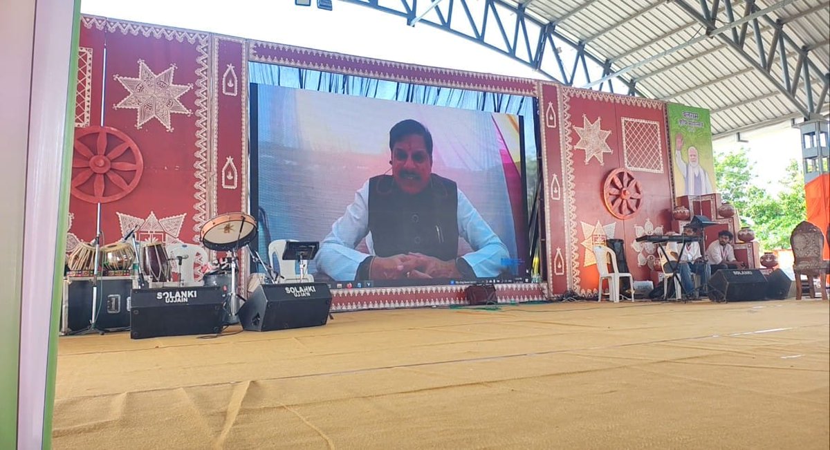 DrMohanYadav51's tweet photo. किसानों का कल्याण सर्वोपरि...

आज 'कृषक कल्याण वर्ष-2026' के अंतर्गत खरगोन में आयोजित 'बलराम कृषि महोत्सव' में दतिया से वर्चुअली जुड़कर किसानों से संवाद किया। 

हमारे अन्नदाता उन्नत कृ‍षि को अपनाकर अपने लाभ में वृद्धि के प्रयास करें। हमारी सरकार प्रदेश में सिंचाई का रकबा निरंतर बढ़ा रही है। साथ ही, किसानों के लिए पर्याप्त बिजली की व्यवस्था भी सुनिश्चित की गई है।