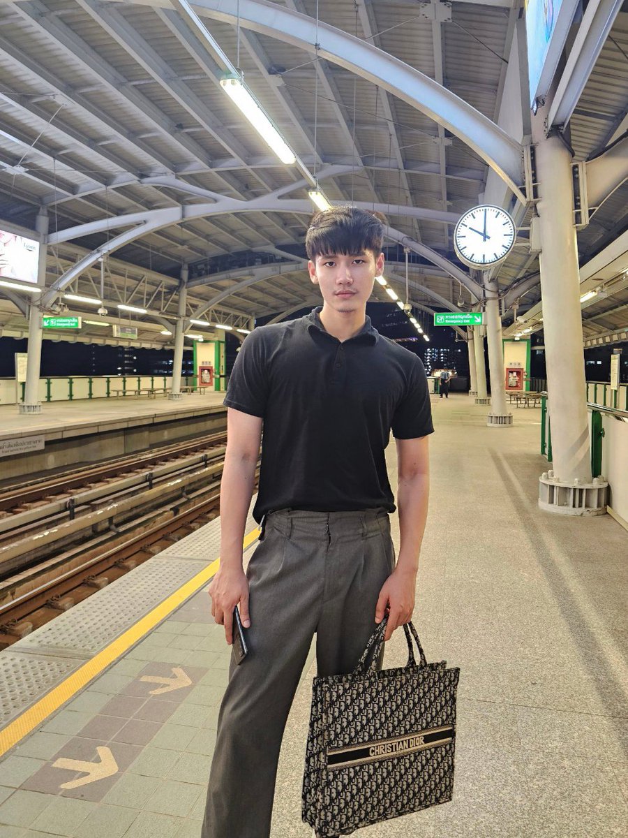 hafice_gagarin's tweet photo. สู 183 ขาก็ยาว ขนาด นี้ .... พ่อใจร้ายเกิน ให้เลขมงคลมาแค่ 49 https://t.co/rEYuNYl4Bw