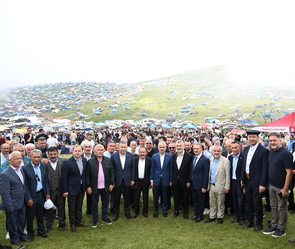 a_uraloglu's tweet photo. 📍Trabzon | Sis Dağı Yaylası

Sis Dağı’nın serin rüzgârını, yaylanın bereketini ve asırlık geleneğini aynı meydanda buluşturan 205. Geleneksel Sisdağı Kültür Şenlikleri’nde hemşehrilerimizle hasret giderdik. 🌿

Yayla kültürümüzü, misafirperverliğimizi ve Karadeniz’in köklü geleneklerini yaşatan bu büyük buluşma; geçmişle geleceğimiz arasında güzel bir köprü kuruyor. 🤝

Yaylacılık mevsiminin en önemli etkinliği olan Sisdağı Kültür Şenlikleri, farklı şehirlerden ve yaylalardan gelen hemşehrilerimizi aynı gönül ikliminde buluşturmaya devam ediyor. 🏔️

Bu köklü geleneğin yaşatılmasına emek veren tüm kurumlarımıza, yöre halkımıza ve gönüllülerimize yürekten teşekkür ediyorum. 🤲

#TürkiyeHızlanıyor 🇹🇷