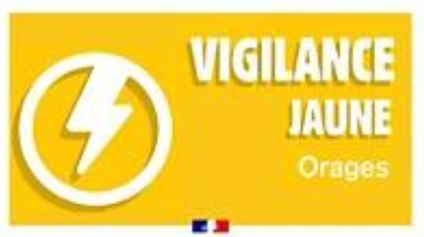 cezocsud's tweet photo. Communiqué zone Sud - vigilance météo à surveiller orages pour le département de la Lozère (48) du samedi 25 juillet de 16h à minuit. https://t.co/kU57q30W76