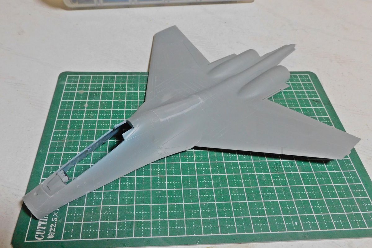 heygoro384's tweet photo. トラペ1/72のSu-27UBをぼちぼち作っていこうと思います

思わぬ所にパーティングラインが走っているので表面処理は慎重に...
あとエアブレーキの接着に失敗したので、隙間をパテで埋めて整形
。
先は長い... https://t.co/kczyhwcwRX