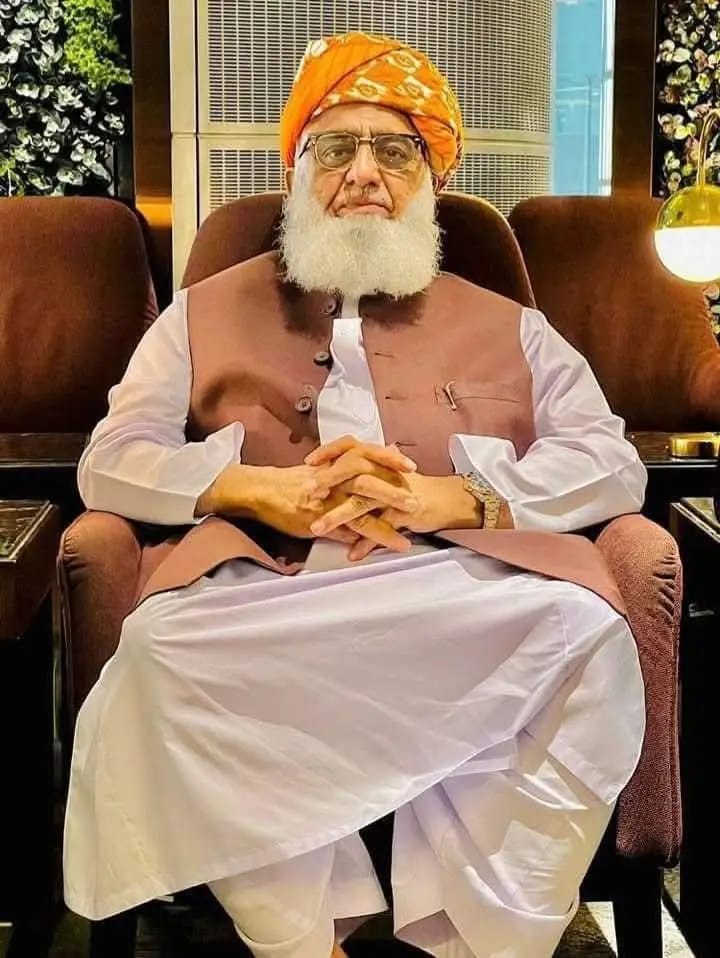 Jani22989547's tweet photo. مولانا صاحب ہمارے قافلے کے سرخیل ہیں ان کا احترام نہیں تو ہمارے لئے ہر کسی کی عزت جوتے کی نوک پر ۔ مال کے پجاری اور امریکی ٹٹو ۔
#فخر_ملت_مولانا
 #سرکاری_چمچے_فلاپ 
#بارڈر_یا_بیرکس 
#معدنیات_فروش_ٹولہ 
#مہنگائی_کا_جواب_دو https://t.co/kWXJPnzIZC