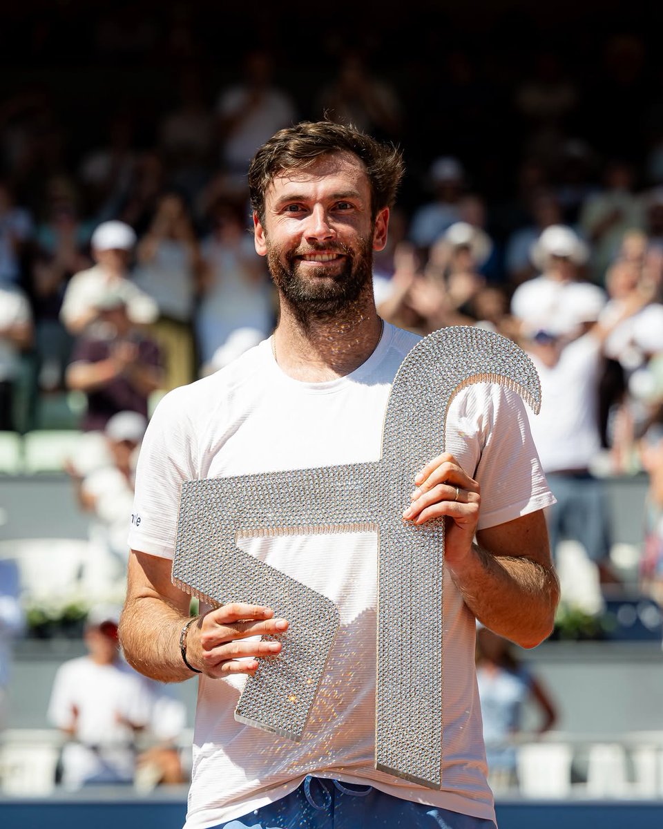 WeAreTennisTR's tweet photo. Quentin Halys kariyerinin ilk ATP şampiyonluğunu kazandı! 🏆

ATP Kitzbühel finalinde Fransız raket Quentin Halys, son şampiyon ve 1 numaralı seribaşı Alexander Bublik’i 2 sette mağlup ederek, ilk ATP kupasına uzandı.

#KitzbühelOpen #QuentinHalys https://t.co/jiakpHxYCh