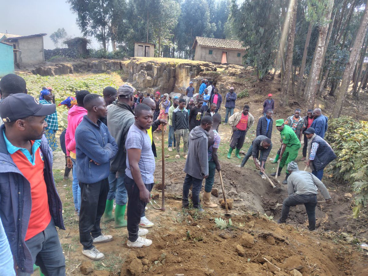 RubavuDistrict's tweet photo. Kuri uyu wa Gatandatu, Guverineri w’Intara y’Iburengerazuba Ntibitura Jean Bosco [@JohnBo_N] yifatanyije n'abaturage b'Umurenge wa Nyakiliba mu muganda rusange w'ukwezi kwa Nyakanga 2026 hatunganywa umuhanda wa Nyabibuye. Umuganda wabaye hirya no hino mu Mirenge igize Akarere. https://t.co/7fA8iZaapP