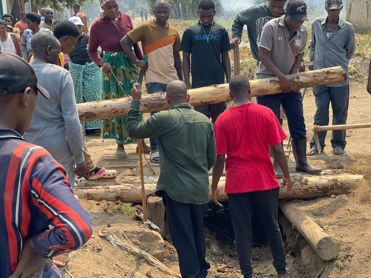 RubavuDistrict's tweet photo. Kuri uyu wa Gatandatu, Guverineri w’Intara y’Iburengerazuba Ntibitura Jean Bosco [@JohnBo_N] yifatanyije n'abaturage b'Umurenge wa Nyakiliba mu muganda rusange w'ukwezi kwa Nyakanga 2026 hatunganywa umuhanda wa Nyabibuye. Umuganda wabaye hirya no hino mu Mirenge igize Akarere. https://t.co/7fA8iZaapP