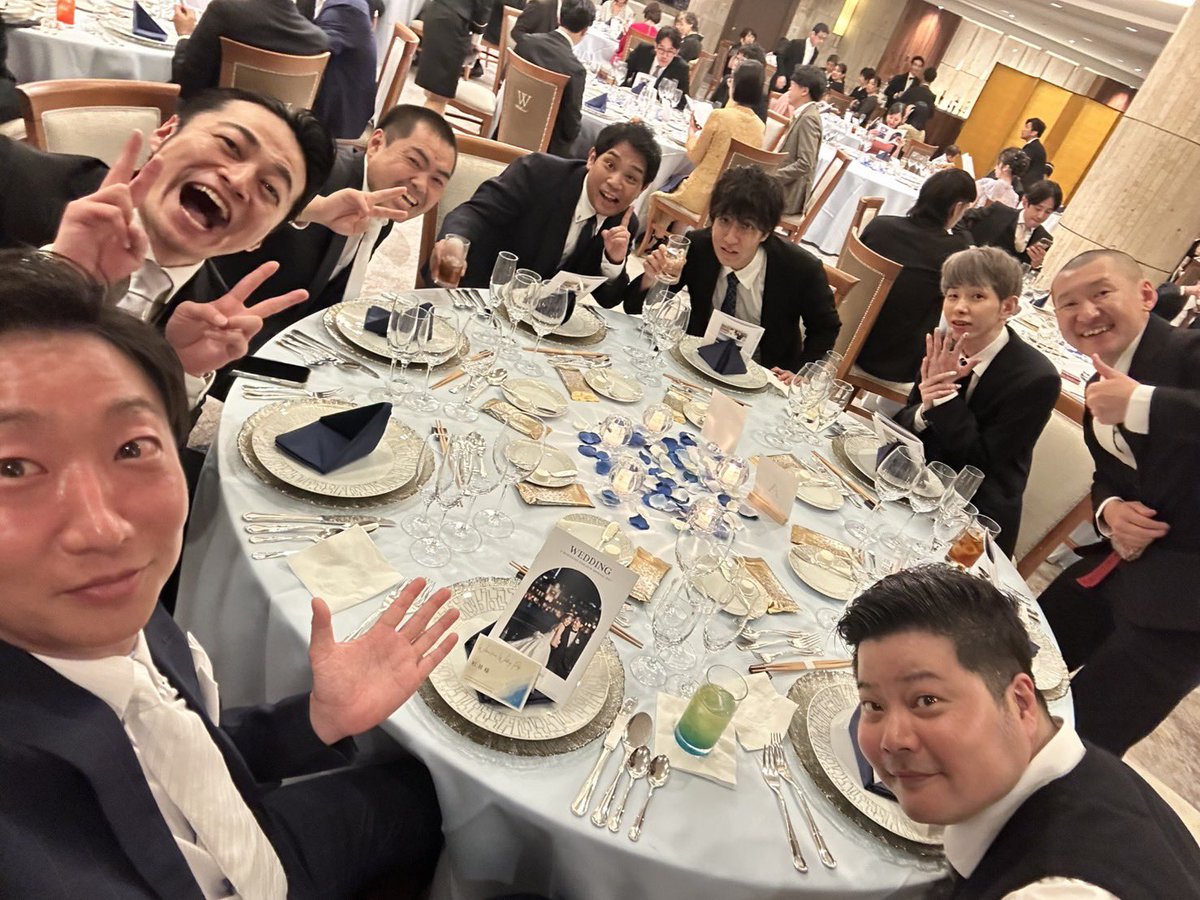 ryutahitorimi's tweet photo. 素敵じゃないかの吉野の結婚式に行ってきました💍
吉本以外は、僕だけしかいなかった。
とても素敵な式で、柏木のスピーチも良すぎて、泣いてしまった。
吉野おめでとう！！ https://t.co/3CHmk4Nn9E