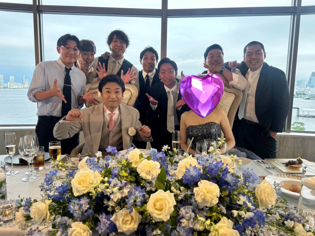 ryutahitorimi's tweet photo. 素敵じゃないかの吉野の結婚式に行ってきました💍
吉本以外は、僕だけしかいなかった。
とても素敵な式で、柏木のスピーチも良すぎて、泣いてしまった。
吉野おめでとう！！ https://t.co/3CHmk4Nn9E