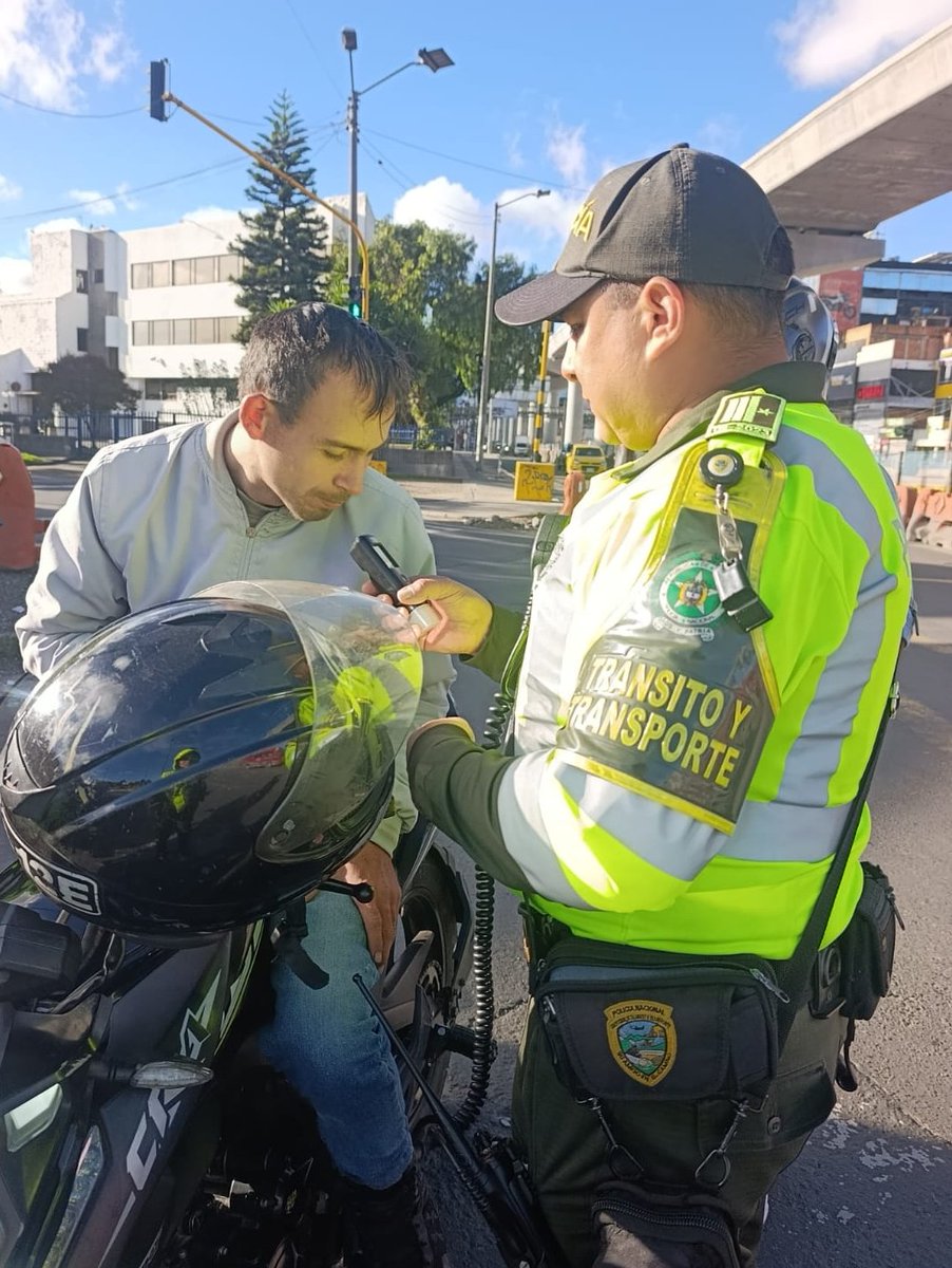 TransitoBta's tweet photo. 🚔 La Policía de Tránsito fortalece los controles con pruebas de embriaguez en diferentes puntos de Bogotá para prevenir siniestros viales y proteger la vida. Si va a conducir, no consuma alcohol. #NoMásExcusas https://t.co/XzHfkJDGWy