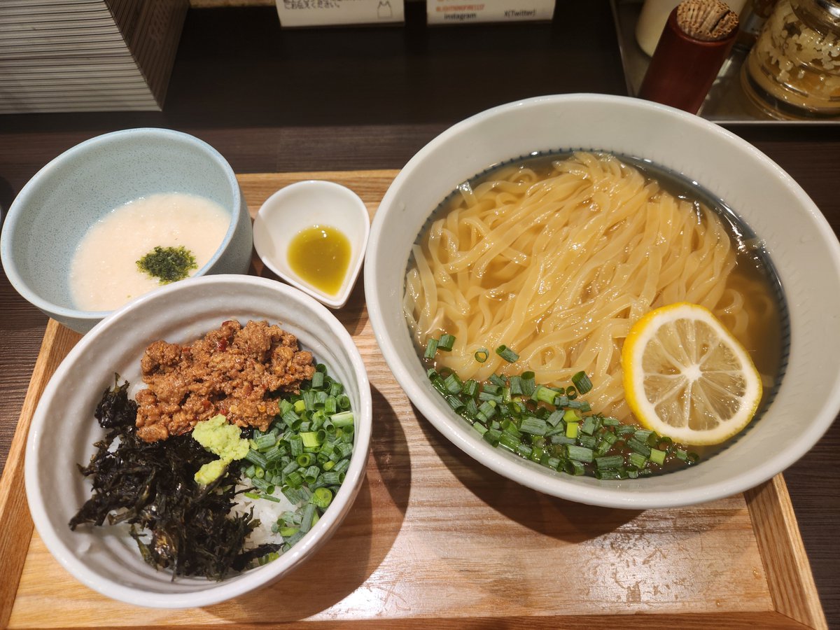 deisuishika's tweet photo. 【定期】
ライトニングファイヤーは神
夏季限定の冷麺やっぱりガチ美味い https://t.co/K9y4f1KZj8