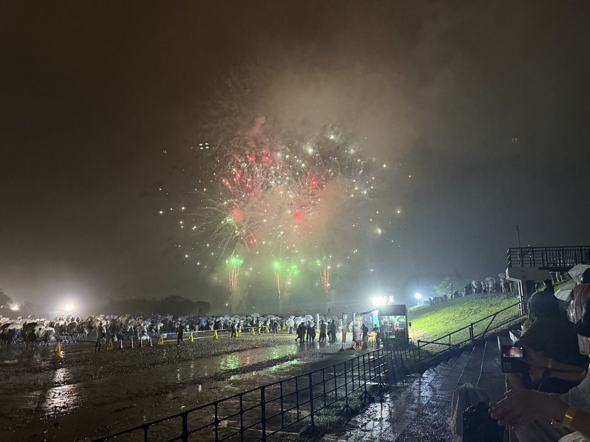 shikemen's tweet photo. 福島市花火大会、小雨でしたが暑くなくて良かったです。若い人が沢山いて微笑ましい。 https://t.co/6bS8ABORot