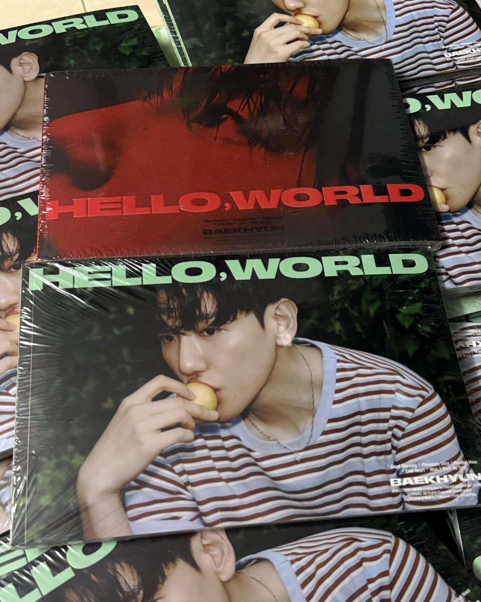 KogiEXOrealPC's tweet photo. [WTS | READY STOCK 🇲🇾] HELP RT 🙇🏻‍♀️

BAEKHYUN HELLO WORLD PHOTOBOOK ALBUM (SEALED)

💰RM10 EACH 

✨on hand &amp; proofs available 
✨can choose version 
✨ww shipping ✅ 

📮WM RM8 / EM RM16

DM TO BUY~~
@pasar_EXO #pasarexo #pasarexomy https://t.co/okJ9bbA9W4