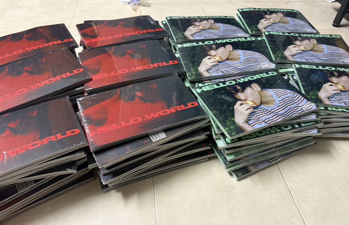 KogiEXOrealPC's tweet photo. [WTS | READY STOCK 🇲🇾] HELP RT 🙇🏻‍♀️

BAEKHYUN HELLO WORLD PHOTOBOOK ALBUM (SEALED)

💰RM10 EACH 

✨on hand &amp; proofs available 
✨can choose version 
✨ww shipping ✅ 

📮WM RM8 / EM RM16

DM TO BUY~~
@pasar_EXO #pasarexo #pasarexomy https://t.co/okJ9bbA9W4