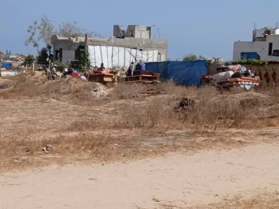 raniaaza34's tweet photo. Families are fleeing Abu Al-Ajeen, east of Deir Al-Balah, as the Yellow Line moves closer—now just 200 meters from me. 😔 We urgently need help to move somewhere safer. Please donate or share before it’s too late. 🙏🇵🇸

https://t.co/9m4FqsZuJQ https://t.co/um1JoVAuHw