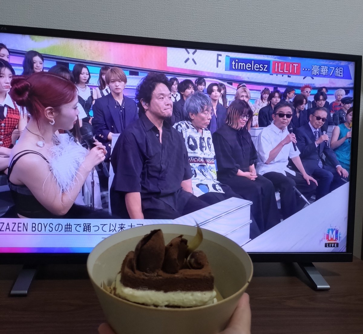99Toppo's tweet photo. 連写したやつ見返してたらむかいさんがケーキに気付いたみたいな構図とケーキに手を伸ばすみたいな構図になっててとてもかわいい🍰 https://t.co/ltDaZYJxhr