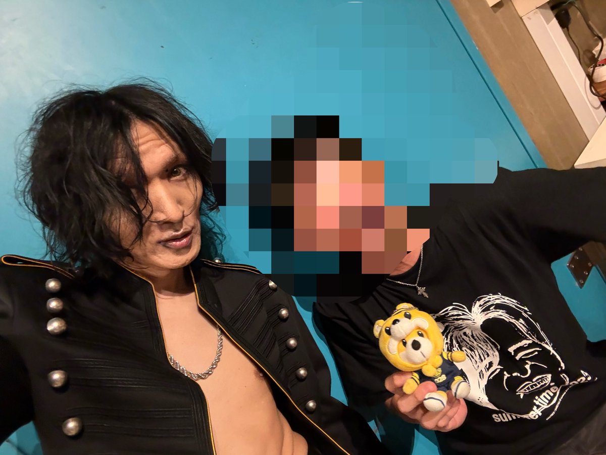UZ_Hama's tweet photo. 今日はどちらかでチェキにしようとしたけど今日も相変わらず衣装が素敵でセンシティブだったのでスマホのスタイルでした
石井さんに自撮りしてもらってるからブレッキー持ってもらうわけにもいかなかったので自分で
明日はチェキにして持ってもらおうかな https://t.co/ebltsZKvka