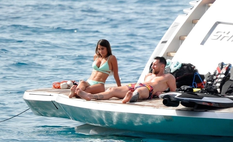 TheKurup_'s tweet photo. Lionel Messi shares sweet moments with wife Antonela during a relaxing yacht trip in Ibiza with Cesc Fabregas and Daniella Semaan. https://t.co/WX8gKH8m8m