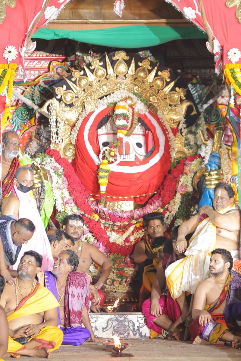 JagannathaDhaam's tweet photo. ରଥାରୂଢ଼ ଶ୍ରୀଜୀଉମାନଙ୍କର ବଡ଼ ତଢ଼ାଉ ବେଶ ବା ସୁନାବେଶ ସମ୍ପୂର୍ଣ୍ଣ ହୋଇଅଛି।

ଜୟ ଶ୍ରୀଜଗନ୍ନାଥ ମହାପ୍ରଭୁ। 🙏🏻

#Sunabesha #Rathayatra2026 #JaiJagannatha #RathaJatra2026 #RathaYatra #ShreeJagannathaDhaam #Puri https://t.co/ggOJ6wS8m0