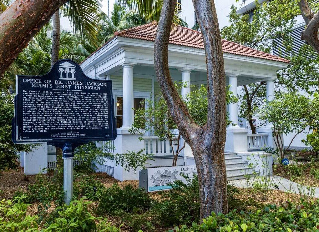 TheLongView_R's tweet photo. Markets On Close July 24 Into #Weekend 🍹
#Dow $51,864
#SP500 $7,399
#Nasdaq $24,934
#RUT $2,932
#VIX $18.95
#BTC $64.2K
#NatGas $2.8710/MMBTU
#Brent $96.78🛢️
#WTI #Crude #Oil $89.31
#Gold $4053
#Silver $58.36
Miami approves $3M sale of historic Dr. Jackson Brickell cottage. https://t.co/sWJ6kn1Co0