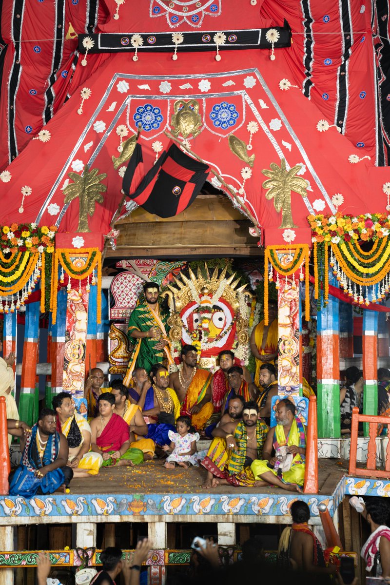 JagannathaDhaam's tweet photo. ରଥାରୂଢ଼ ଶ୍ରୀଜୀଉମାନଙ୍କର ବଡ଼ ତଢ଼ାଉ ବେଶ ବା ସୁନାବେଶ ସମ୍ପୂର୍ଣ୍ଣ ହୋଇଅଛି।

ଜୟ ଶ୍ରୀଜଗନ୍ନାଥ ମହାପ୍ରଭୁ। 🙏🏻

#Sunabesha #Rathayatra2026 #JaiJagannatha #RathaJatra2026 #RathaYatra #ShreeJagannathaDhaam #Puri https://t.co/ggOJ6wS8m0