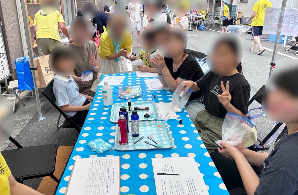 kamiya_chuo's tweet photo. 今日は朝8時の準備から18時半過ぎの片付けまで、一日、納涼会を楽しみました。

半年程前から「中央区の伝統・文化を守り、育んできた町会のイベントをどうしたらより多くの方々に気軽に楽しんでいただけるか」という視点等から色々な打合せや準備をされており、私も少しだけ、お手伝いさせていただきました。

当日は今年初めて行われた水遊びのお手伝い。たくさんの子どもたちが楽しそうに遊んでくれていました。

他にもお子様連れの大人たちが気軽に楽しめるようにと用意された「バーカウンター」や本格的や石けんつくりを体験できる「ワークショップ」、子どもたちに人気の「お面・うちわの塗り絵」コーナー等もとても盛り上がっていました。

また、今年もかき氷をお隣の浜ニ町会青年部さんにお手伝いいだくなど近隣の方々にもご協力いただきありがとうございました。

新しくなった機会に各コーナーの「メニュー表」の作成しましたが、AIで簡単に作れました。便利な世の中になったことを実感します。

「みんなで楽しむ、納涼会」を大い楽しむことができました。

１日お疲れ様でした！