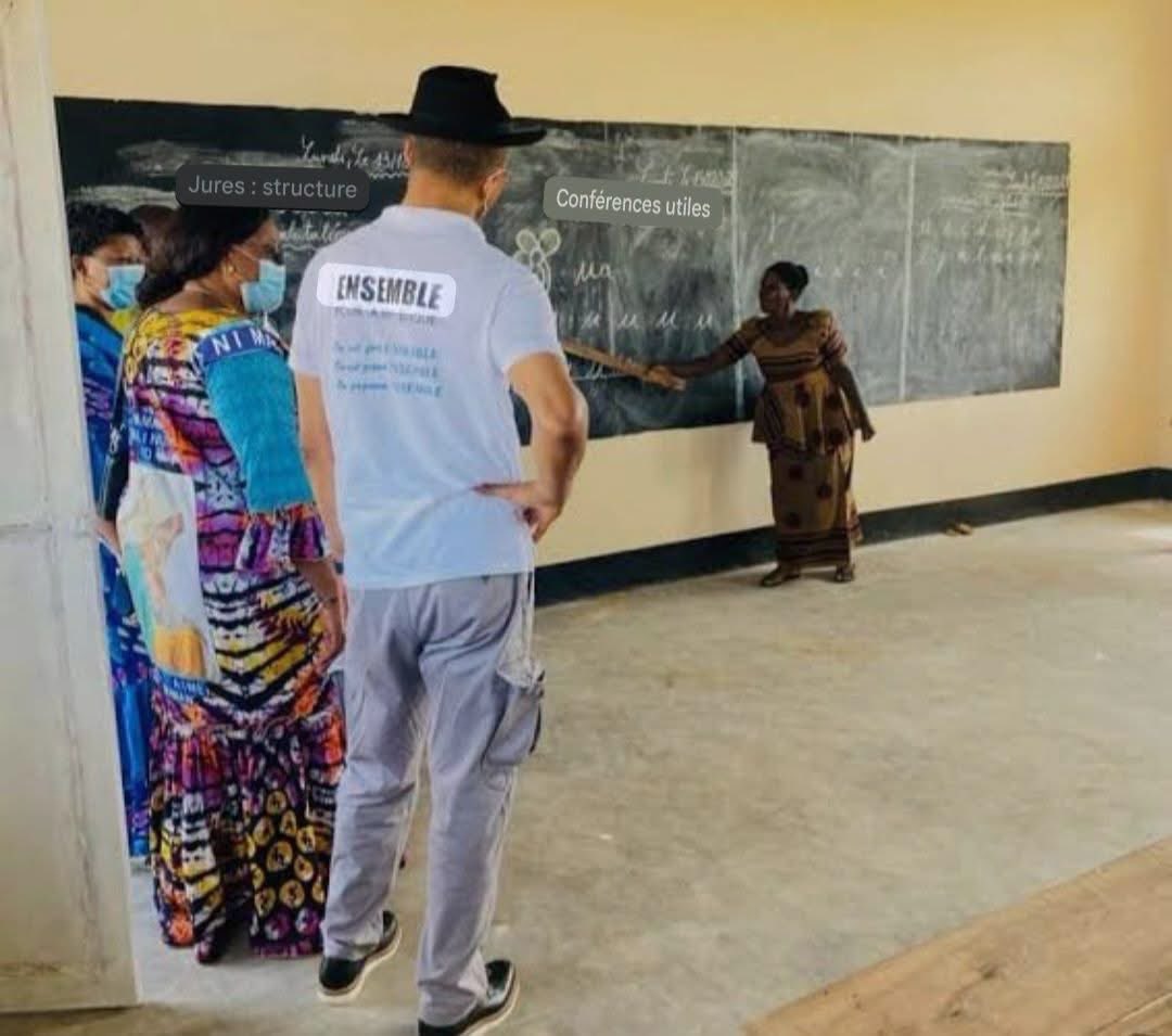 KimKimuntu's tweet photo. Vous pouvez vanter le Président Félix Tshisekedi comme étant plus patriote que les autres à travers des discours vides, mais la réalité, elle, sait que le patriotisme se prouve, il ne se crie pas.

Un Congolais qui construit à l’étranger et un étranger qui construit au Congo ?  
Qui peut croire à cette diversion, si ce n’est les haineux ?

Le Président Moïse KATUMBI a déjà démontré par des actes qu’il est le fils légitime de ce pays.

Il a transformé son village natal, Kashobwe, en une ville propre, modernisée et touristique.  
Là-bas, les gens n’ont pas besoin de quitter le village : ils y trouvent tout ce que nous voyons en ville.

On mesure la grandeur d’une personne à la manière dont elle traite les siens.

Malheureusement, quand on parle de Kashobwe, on ne nous parle pas de tribalisme.  
Car c’est un lieu que le Président Moïse KATUMBI a honoré et auquel il a donné une adresse.

Mais quand on parle de Mupompa, on nous taxe de tribalisme.  
Pourtant c’est de là que notre Président de la République, Félix TSHISEKEDI, tire ses origines. Il devrait lui aussi donner de la valeur à sa terre.  
Malheureusement, les gens fuient là-bas à cause d’une souffrance excessive :  
Pas d’eau, pas d’électricité, pas de routes, pas d’emplois... juste des mots.

Moïse KATUMBI sait honorer d’où il vient. Et ça, c’est un signe de reconnaissance.

Je mets au défi les partisans du Président Félix TSHISEKEDI de nous montrer : une maison, un champ, un hôpital, une école ou un bien du Président à Mupompa.

Certains ne viennent pas d’une famille riche, mais ce sont eux qui rendent leur famille riche.  
Avoir honte de chez soi, c’est fuir ses responsabilités. Honorer chez soi, c’est assumer ses origines.

Signé par AARON MUKWIZ