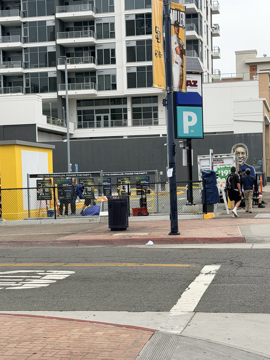 moreeyeuh's tweet photo. Sonic activation setting up on island &amp; 7th. Less than 10 people in line. @SD_Comic_Con https://t.co/bghvhIjNjw