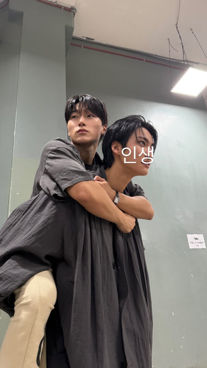 hwarsdi's tweet photo. เท้าไม่เคยแตะพื้น พ่อตารักตาย https://t.co/NIBkmer0vF