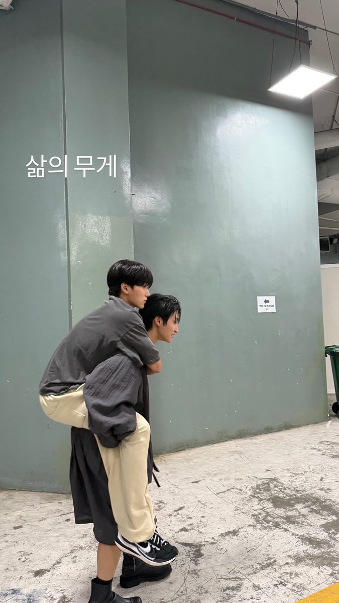 hwarsdi's tweet photo. เท้าไม่เคยแตะพื้น พ่อตารักตาย https://t.co/NIBkmer0vF