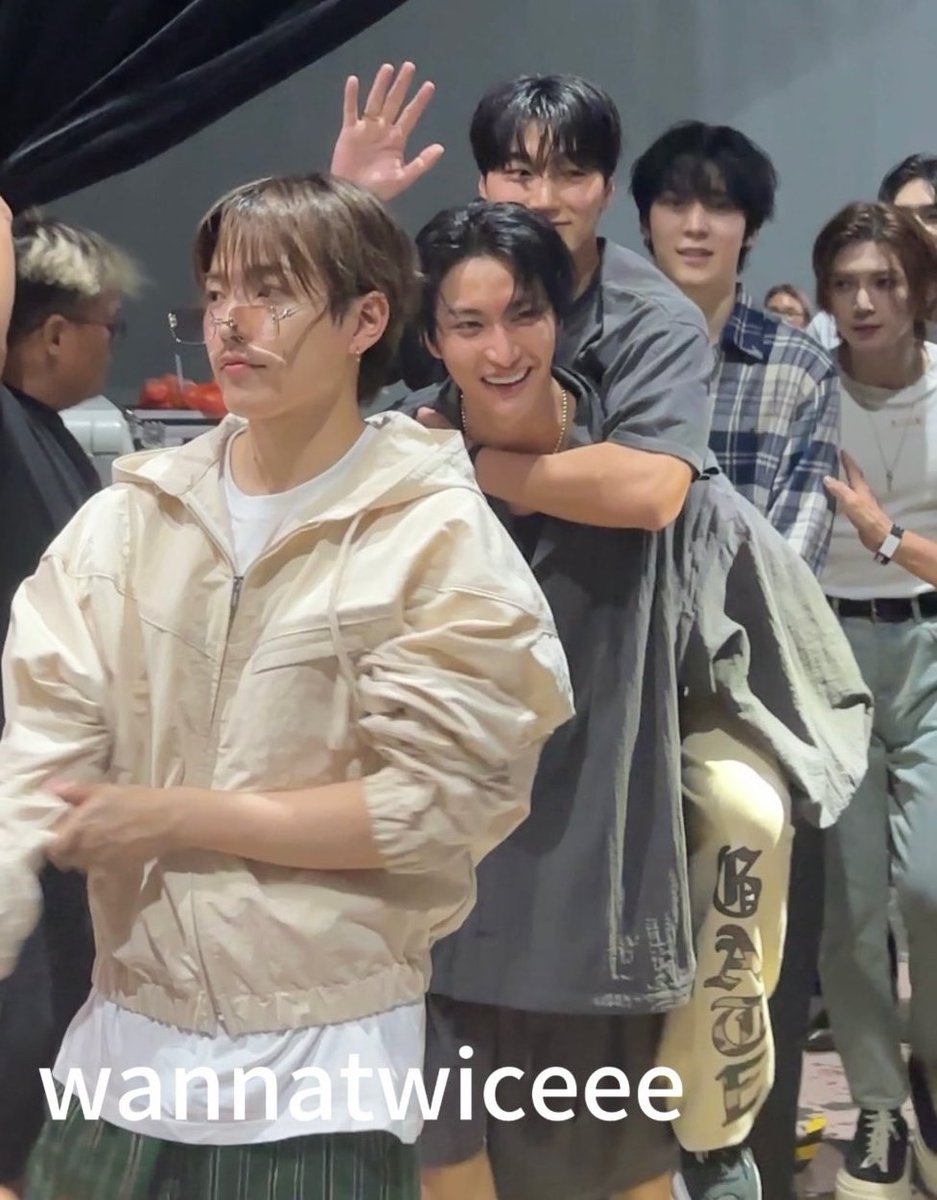 hwarsdi's tweet photo. เท้าไม่เคยแตะพื้น พ่อตารักตาย https://t.co/NIBkmer0vF