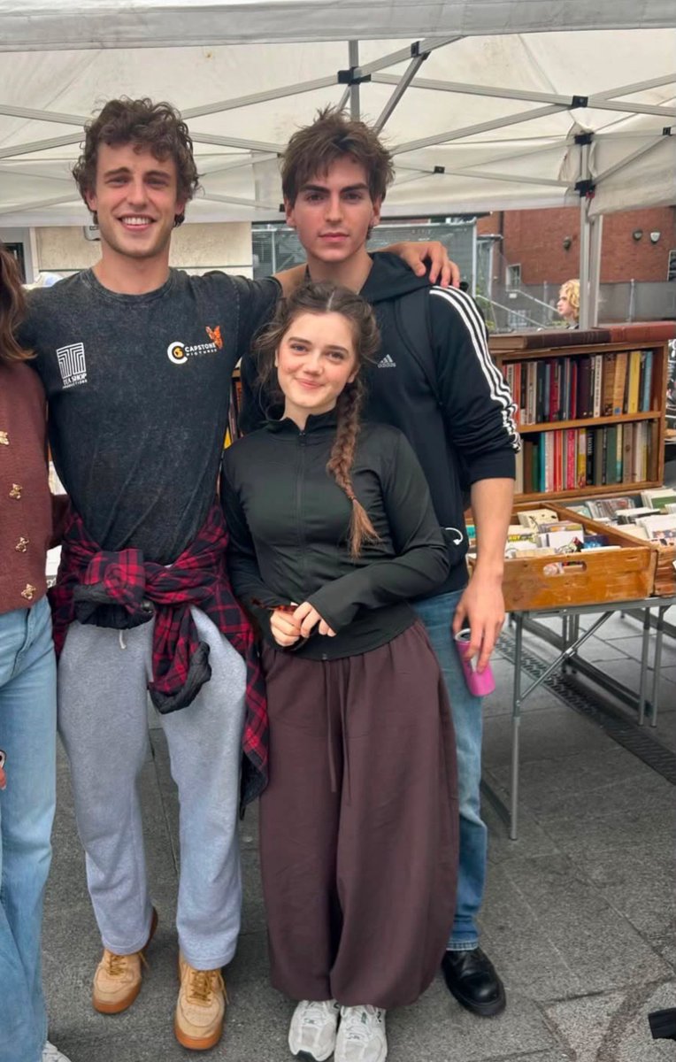 conorsanchezbra's tweet photo. 📢 | MEU DEUS! 
Confira Conor Sánchez com Nancy Surridge (Shannon Lynch) e James O'Donoghue (Joey Lynch) em nova foto com fã! https://t.co/Xy47gvlnCa