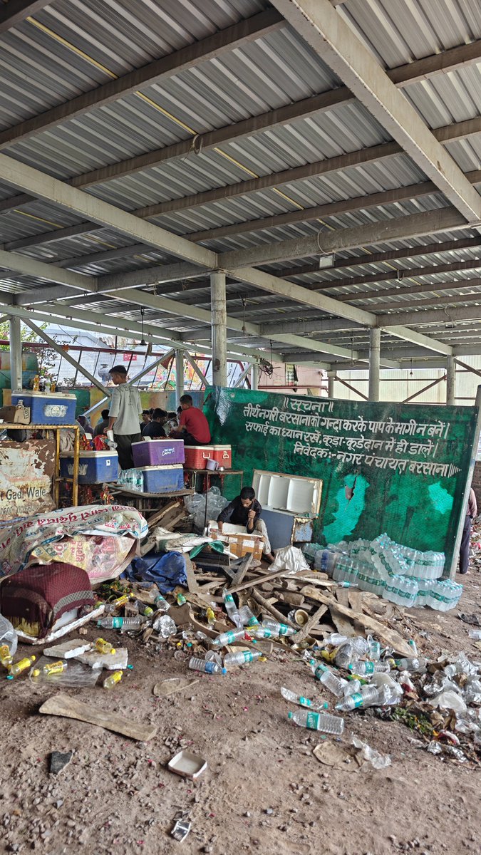 krishanchander1's tweet photo. @CMOfficeUP @PMOIndia @ChiefSecyUP माननीय महोदय, श्री राधा रानी मंदिर, बरसाना में गंदगी का आलम देखिये. विश्वप्रसिद्ध मंदिर के माध्यम से हम विश्व को क्या संदेश दें रहें है,सम्पूर्ण विश्व में देवनगरी उत्तर प्रदेश की छवि धूमिल हो रहीं है, सिर्फ कुछ आराम पसंद अधिकारीयों की वजह से. https://t.co/Oi5FNLv24T