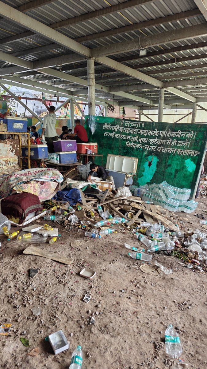 krishanchander1's tweet photo. @CMOfficeUP @PMOIndia @ChiefSecyUP माननीय महोदय, श्री राधा रानी मंदिर, बरसाना में गंदगी का आलम देखिये. विश्वप्रसिद्ध मंदिर के माध्यम से हम विश्व को क्या संदेश दें रहें है,सम्पूर्ण विश्व में देवनगरी उत्तर प्रदेश की छवि धूमिल हो रहीं है, सिर्फ कुछ आराम पसंद अधिकारीयों की वजह से. https://t.co/Oi5FNLv24T