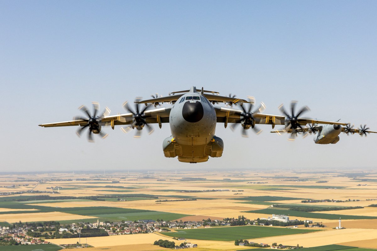 L_ThinkTank's tweet photo. ‼️ [ 🇫🇷 FRANCE ]

🔸 Face à l’ampleur exceptionnelle des incendies en Gironde et dans les Landes, les armées françaises déploient un dispositif hors normes avec 1 500 militaires mobilisés dès ce soir.

Six sous-groupes du génie équipés de bulldozers, 23 bus, 11 équipes médicales, 7 hélicoptères et 9 véhicules d’intervention des pompiers de l’air sont notamment engagés.

Un drone Reaper, un A330 MRTT, un NH90 et un A400M équipé d’un kit « bombardier d’eau » sont également mobilisés.