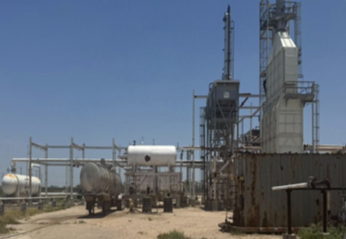 CodigoMagentaMx's tweet photo. ⭕️ Ejército asegura refinería clandestina en Reynosa 

Una semana después de que Código Magenta reveló la existencia de una huachi-refinería en Cadereyta, la octava zona militar incautó un terreno con infraestructura completa para procesar, almacenar y transportar gasolina y diésel. 

🔹¿Qué pasó?

Elementos del Ejército Mexicano, la Guardia Nacional, Seguridad Física de Pemex y la Fiscalía General de la República aseguraron un predio en Reynosa, Tamaulipas, que por sus características operativas funcionaba como una refinería clandestina de hidrocarburos. 

Durante el operativo fueron asegurados 3 millones 769 mil litros de hidrocarburos, además de infraestructura para el procesamiento, almacenamiento y transporte de combustibles. 

Las autoridades también incautaron ocho motobombas, seis tractocamiones, siete autotanques (pipas), 11 tanques móviles tipo Frac Tank, un remolque, tres generadores eléctricos y un vehículo. 

La Vocería de la Octava Zona Militar informó que el cateo se realizó el 21 de julio, aunque la información fue difundida posteriormente debido a que la FGR mantiene abierta la integración de la carpeta de investigación. 

El aseguramiento ocurrió una semana después de que Código Magenta publicara una investigación sobre una presunta huachi-refinería ubicada en Cadereyta, Nuevo León, lo que vuelve a colocar el fenómeno de las refinerías clandestinas en el centro del debate sobre el robo y procesamiento ilegal de hidrocarburos.

➡️¿Por qué importa?

El hallazgo evidencia que el mercado ilícito de combustibles en México ha evolucionado del robo de hidrocarburos hacia operaciones con capacidad de procesamiento industrial, almacenamiento masivo y logística propia.

El volumen asegurado y la infraestructura encontrada sugieren una operación de gran escala, superior a los esquemas tradicionales de extracción ilegal mediante tomas clandestinas. 

El caso incrementa la presión sobre las autoridades federales para identificar las redes financieras, empresariales y criminales responsables de instalar y operar este tipo de instalaciones clandestinas, más allá del aseguramiento físico del inmueble.

▪️Contexto

Las autoridades no revelaron la ubicación exacta del predio debido a protocolos de seguridad y al desarrollo de la investigación ministerial. 

De acuerdo con las imágenes difundidas por la Octava Zona Militar, el sitio contaba con grandes tanques verticales similares a los utilizados en instalaciones industriales de almacenamiento de hidrocarburos. 

El complejo incluía un sistema de bombeo y equipo especializado para mover combustibles entre las distintas áreas de procesamiento y almacenamiento. 

Hasta el momento, la FGR no ha informado sobre personas detenidas ni ha precisado a qué organización criminal o red empresarial podría estar vinculada la operación asegurada. 

La investigación de Código Magenta sobre una instalación similar en Cadereyta planteó que el fenómeno podría involucrar infraestructura con capacidad para refinar y distribuir combustibles fuera de los canales legales.