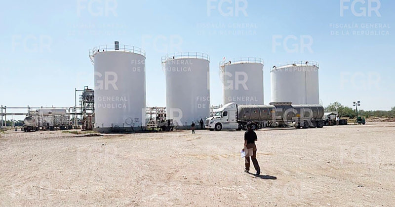 CodigoMagentaMx's tweet photo. ⭕️ Ejército asegura refinería clandestina en Reynosa 

Una semana después de que Código Magenta reveló la existencia de una huachi-refinería en Cadereyta, la octava zona militar incautó un terreno con infraestructura completa para procesar, almacenar y transportar gasolina y diésel. 

🔹¿Qué pasó?

Elementos del Ejército Mexicano, la Guardia Nacional, Seguridad Física de Pemex y la Fiscalía General de la República aseguraron un predio en Reynosa, Tamaulipas, que por sus características operativas funcionaba como una refinería clandestina de hidrocarburos. 

Durante el operativo fueron asegurados 3 millones 769 mil litros de hidrocarburos, además de infraestructura para el procesamiento, almacenamiento y transporte de combustibles. 

Las autoridades también incautaron ocho motobombas, seis tractocamiones, siete autotanques (pipas), 11 tanques móviles tipo Frac Tank, un remolque, tres generadores eléctricos y un vehículo. 

La Vocería de la Octava Zona Militar informó que el cateo se realizó el 21 de julio, aunque la información fue difundida posteriormente debido a que la FGR mantiene abierta la integración de la carpeta de investigación. 

El aseguramiento ocurrió una semana después de que Código Magenta publicara una investigación sobre una presunta huachi-refinería ubicada en Cadereyta, Nuevo León, lo que vuelve a colocar el fenómeno de las refinerías clandestinas en el centro del debate sobre el robo y procesamiento ilegal de hidrocarburos.

➡️¿Por qué importa?

El hallazgo evidencia que el mercado ilícito de combustibles en México ha evolucionado del robo de hidrocarburos hacia operaciones con capacidad de procesamiento industrial, almacenamiento masivo y logística propia.

El volumen asegurado y la infraestructura encontrada sugieren una operación de gran escala, superior a los esquemas tradicionales de extracción ilegal mediante tomas clandestinas. 

El caso incrementa la presión sobre las autoridades federales para identificar las redes financieras, empresariales y criminales responsables de instalar y operar este tipo de instalaciones clandestinas, más allá del aseguramiento físico del inmueble.

▪️Contexto

Las autoridades no revelaron la ubicación exacta del predio debido a protocolos de seguridad y al desarrollo de la investigación ministerial. 

De acuerdo con las imágenes difundidas por la Octava Zona Militar, el sitio contaba con grandes tanques verticales similares a los utilizados en instalaciones industriales de almacenamiento de hidrocarburos. 

El complejo incluía un sistema de bombeo y equipo especializado para mover combustibles entre las distintas áreas de procesamiento y almacenamiento. 

Hasta el momento, la FGR no ha informado sobre personas detenidas ni ha precisado a qué organización criminal o red empresarial podría estar vinculada la operación asegurada. 

La investigación de Código Magenta sobre una instalación similar en Cadereyta planteó que el fenómeno podría involucrar infraestructura con capacidad para refinar y distribuir combustibles fuera de los canales legales.