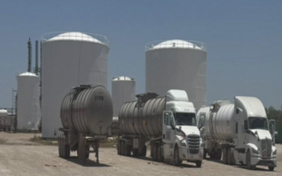 CodigoMagentaMx's tweet photo. ⭕️ Ejército asegura refinería clandestina en Reynosa 

Una semana después de que Código Magenta reveló la existencia de una huachi-refinería en Cadereyta, la octava zona militar incautó un terreno con infraestructura completa para procesar, almacenar y transportar gasolina y diésel. 

🔹¿Qué pasó?

Elementos del Ejército Mexicano, la Guardia Nacional, Seguridad Física de Pemex y la Fiscalía General de la República aseguraron un predio en Reynosa, Tamaulipas, que por sus características operativas funcionaba como una refinería clandestina de hidrocarburos. 

Durante el operativo fueron asegurados 3 millones 769 mil litros de hidrocarburos, además de infraestructura para el procesamiento, almacenamiento y transporte de combustibles. 

Las autoridades también incautaron ocho motobombas, seis tractocamiones, siete autotanques (pipas), 11 tanques móviles tipo Frac Tank, un remolque, tres generadores eléctricos y un vehículo. 

La Vocería de la Octava Zona Militar informó que el cateo se realizó el 21 de julio, aunque la información fue difundida posteriormente debido a que la FGR mantiene abierta la integración de la carpeta de investigación. 

El aseguramiento ocurrió una semana después de que Código Magenta publicara una investigación sobre una presunta huachi-refinería ubicada en Cadereyta, Nuevo León, lo que vuelve a colocar el fenómeno de las refinerías clandestinas en el centro del debate sobre el robo y procesamiento ilegal de hidrocarburos.

➡️¿Por qué importa?

El hallazgo evidencia que el mercado ilícito de combustibles en México ha evolucionado del robo de hidrocarburos hacia operaciones con capacidad de procesamiento industrial, almacenamiento masivo y logística propia.

El volumen asegurado y la infraestructura encontrada sugieren una operación de gran escala, superior a los esquemas tradicionales de extracción ilegal mediante tomas clandestinas. 

El caso incrementa la presión sobre las autoridades federales para identificar las redes financieras, empresariales y criminales responsables de instalar y operar este tipo de instalaciones clandestinas, más allá del aseguramiento físico del inmueble.

▪️Contexto

Las autoridades no revelaron la ubicación exacta del predio debido a protocolos de seguridad y al desarrollo de la investigación ministerial. 

De acuerdo con las imágenes difundidas por la Octava Zona Militar, el sitio contaba con grandes tanques verticales similares a los utilizados en instalaciones industriales de almacenamiento de hidrocarburos. 

El complejo incluía un sistema de bombeo y equipo especializado para mover combustibles entre las distintas áreas de procesamiento y almacenamiento. 

Hasta el momento, la FGR no ha informado sobre personas detenidas ni ha precisado a qué organización criminal o red empresarial podría estar vinculada la operación asegurada. 

La investigación de Código Magenta sobre una instalación similar en Cadereyta planteó que el fenómeno podría involucrar infraestructura con capacidad para refinar y distribuir combustibles fuera de los canales legales.