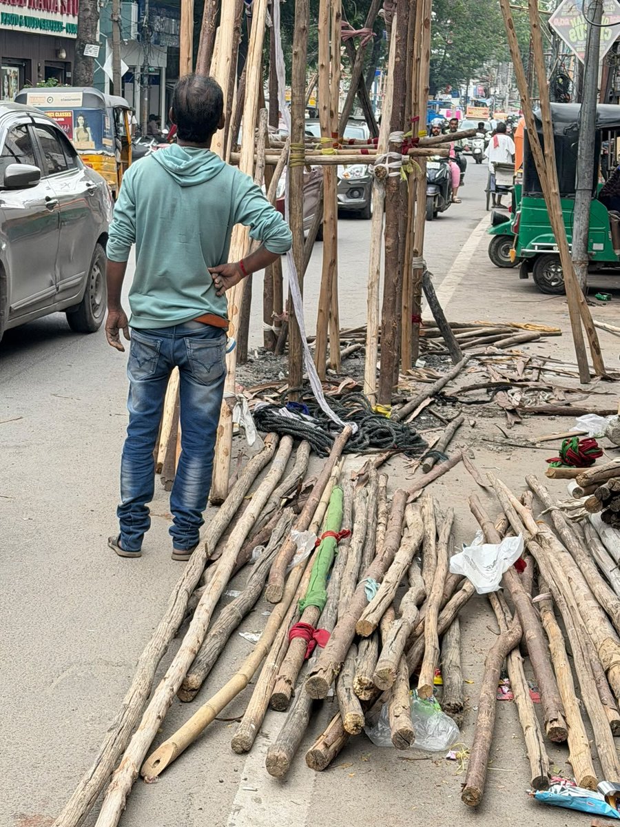 Tarunoberoi's tweet photo. @HYDTP @ACPChilkalguda @hydcitypolice Private parties are digging roads and installing bamboo structures obstructing the road. Why is no action been taken. Area: Chilkalguda Ground to Amar Talkies Chowrasta https://t.co/vLM4iF3prH