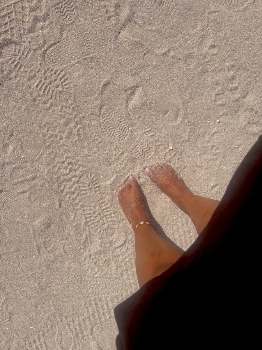 Brittyyz6's tweet photo. Beachy pics? Dm for personal videos #feetfetısh #feetworshi̇p #femdom #footyinparadise https://t.co/5V5jt24sdF